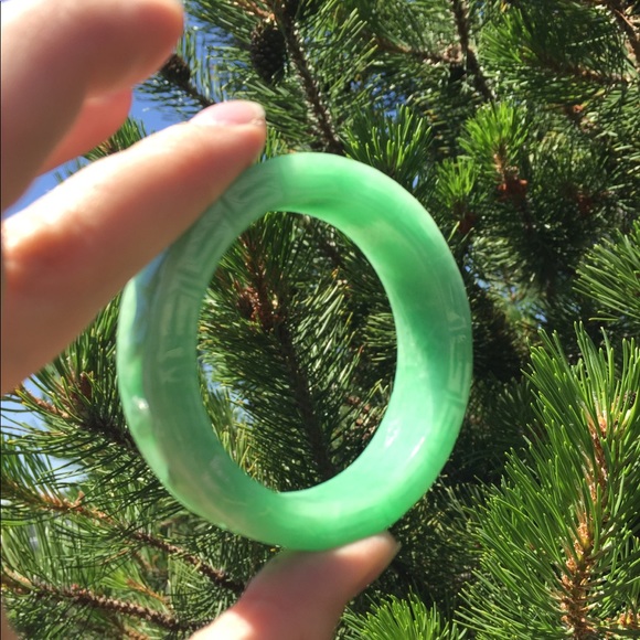 *SOLD* Apple Green Chinese Carved Jade Bangle - Picture 6 of 8